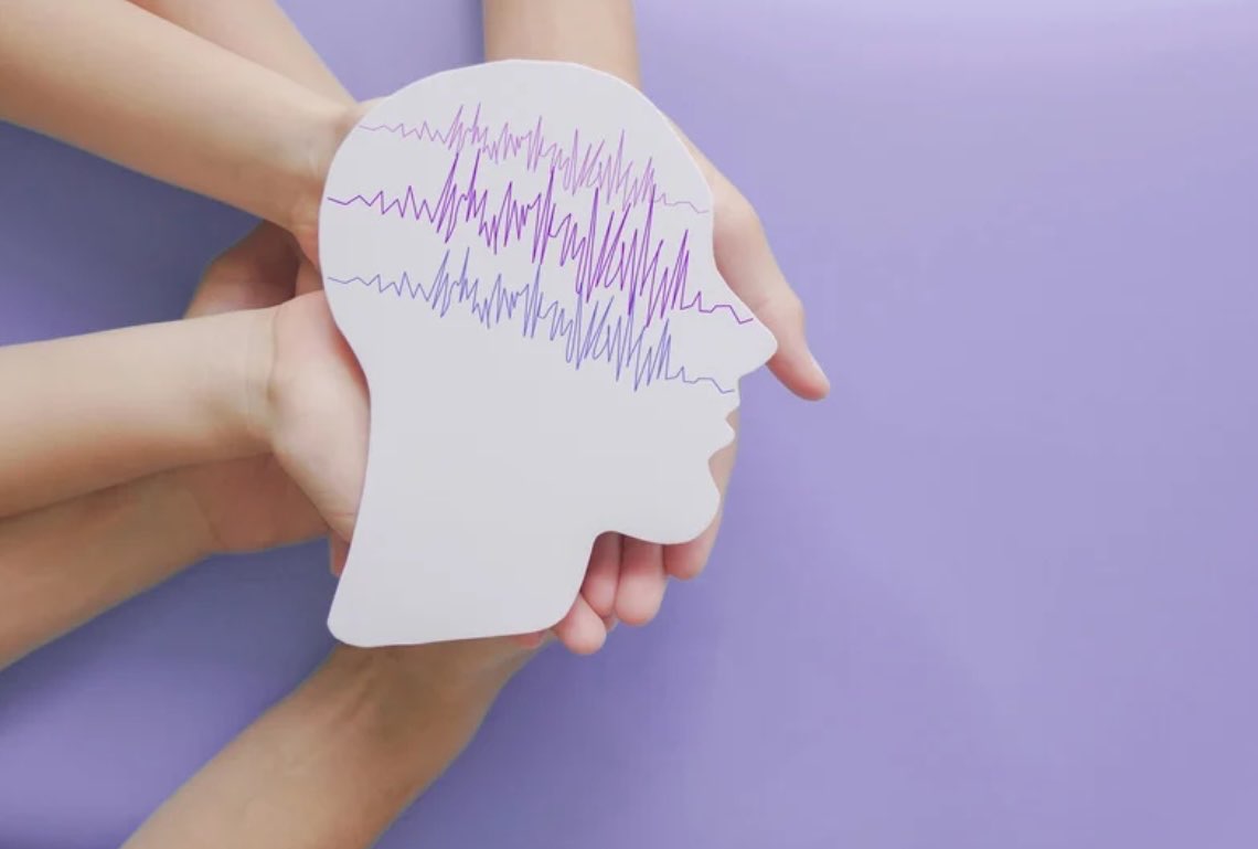 zapis EEG na wyciętym model głowy pacjenta z padaczką