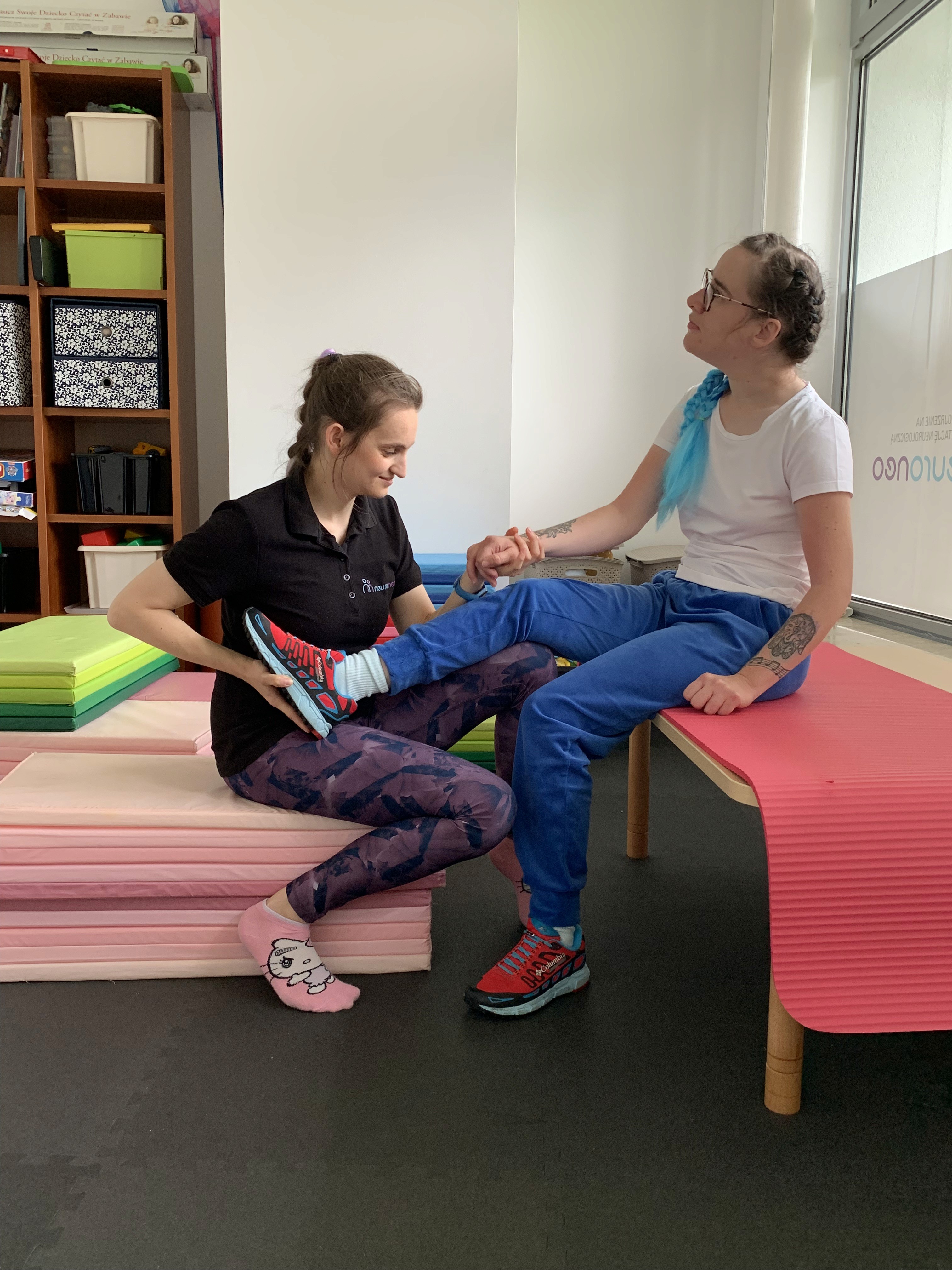 Terapeuta pracuje z dorosłym pacjentem